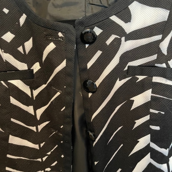 Leafy print women’s cropped button blazer - Picture 5 of 6